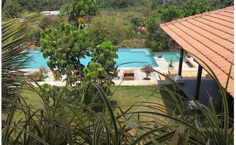 View over the pool and the valley below