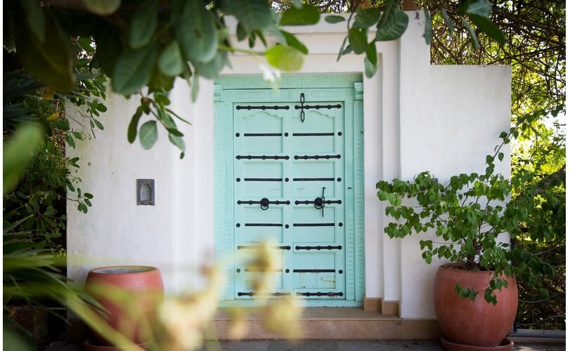  Een antieke poort in de tuin